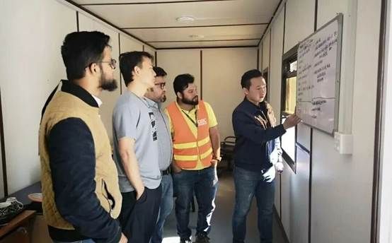 男人和女人站在房间里 AI 生成的内容可能不正确。